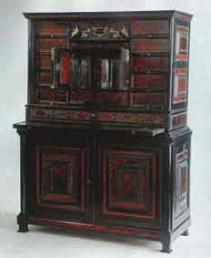 Cabinet rouge de mobilier ancien référencé: ID1 137