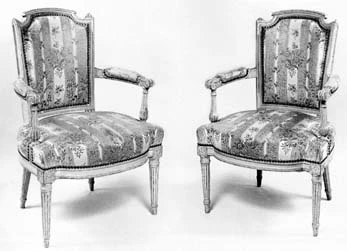 Fauteuil Dossier plat en chapeau de gendarme de mobilier ancien référencé: ID1 2011