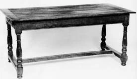 Table A entretoise de mobilier ancien référencé: ID1 1203