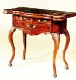 Table A jeux de mobilier ancien référencé: ID1 1831
