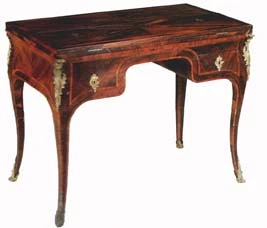 Table A jeux de mobilier ancien référencé: ID1 543