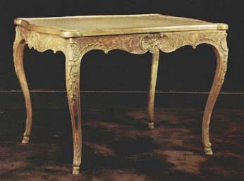 Table Chantournée de mobilier ancien référencé: ID1 568