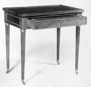 Table De salon de mobilier ancien référencé: ID1 383