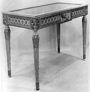 Table Vitrine de mobilier ancien référencé: ID1 128